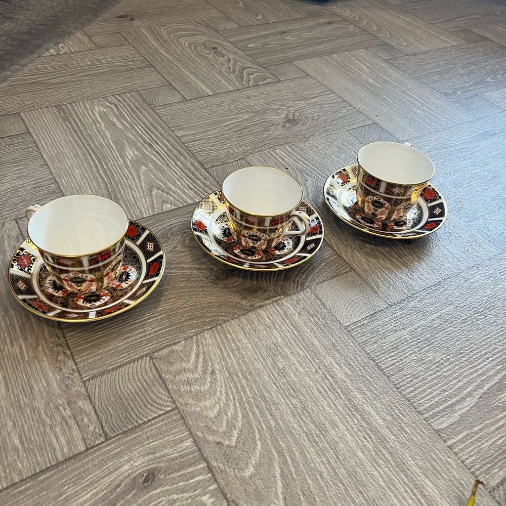 Royal crown derby old Imari. Cup and saucers 3